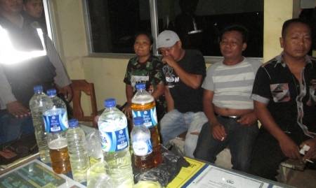SITA MIRAS ARJO-Para penjual minuman keras (miras) arak jowo (arjo) yang diamankan usai razia sejumlah tempat karaoke di Kabupaten Ponorogo, Jum