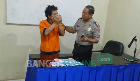 Kapolsek Manyar, AKP Mulyono ketika ekspos pelaku judi online. foto: syuhud/ BANGSAONLINE