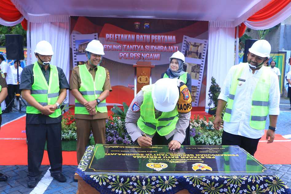 Kapolres Ngawi saat penandatanganan  dan peletakan batu pertama pembangunan gedung baru