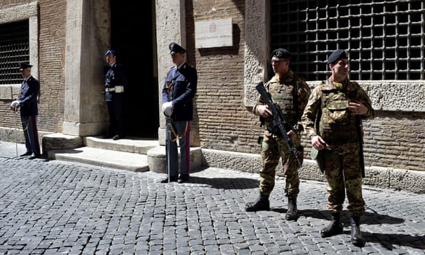 Polisi militer dan tentara berjaga di luar markas besar layanan mafia nasional Italia di Roma. foto: Andreas Solaro / AFP melalui Getty Images