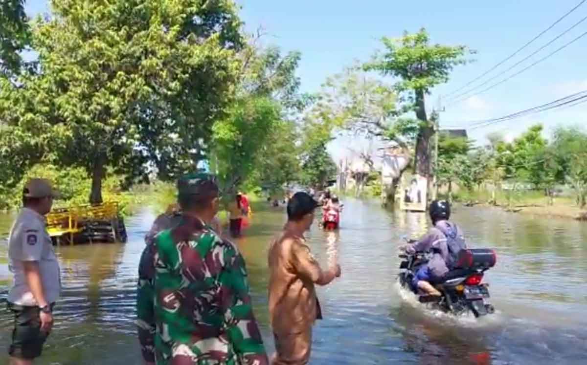 Camat Cerme, Umar Hasyim, bersama Forkopimcam saat memantau kondisi Jalan Raya Morowudi sebelum ditutup karena terendam luapan Kali Lamong. Foto: Ist