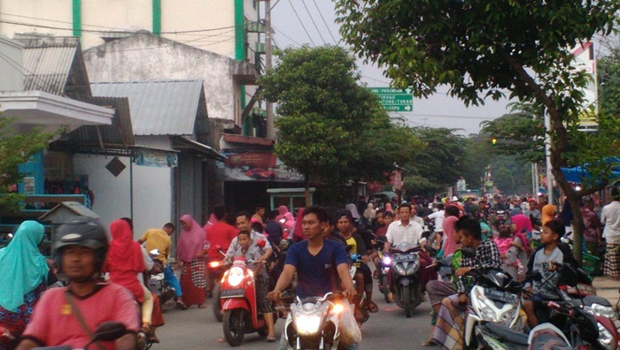 Pasar Kaget Ramadan. Meski membuat macet, keberadaannya tidak mengganggu warga karena selepas pukul 18.00 WIB pasar tersebut bubar dengan sendirinya. 