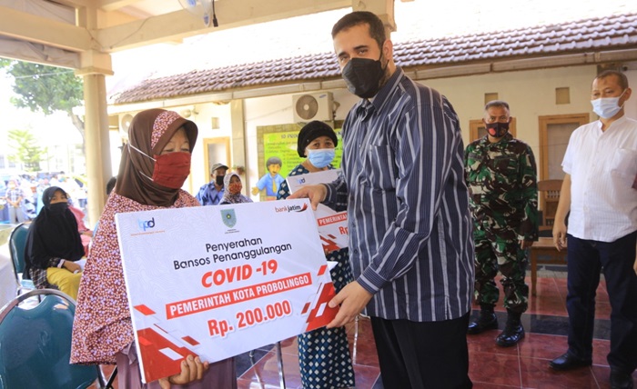 Wali Kota Habib Hadi saat memberikan bantuan secara simbolis kepada salah satu warga.