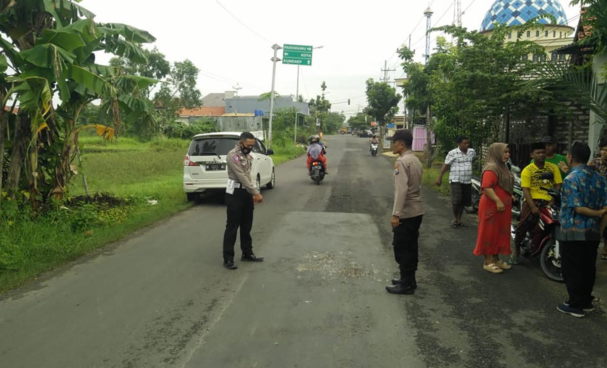 Petugas menunjukkan titik kecelakaan di Jalan Raya Desa Pademawu.