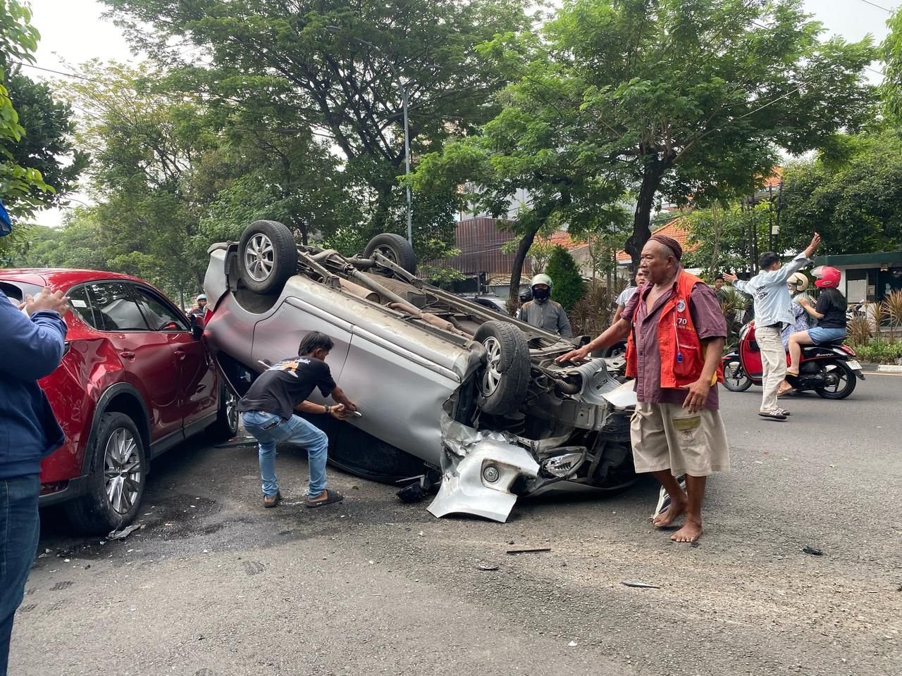 Mobil Avanza yang terguling di Jl. Wijaya Kusuma Surabaya (dok. Ist)