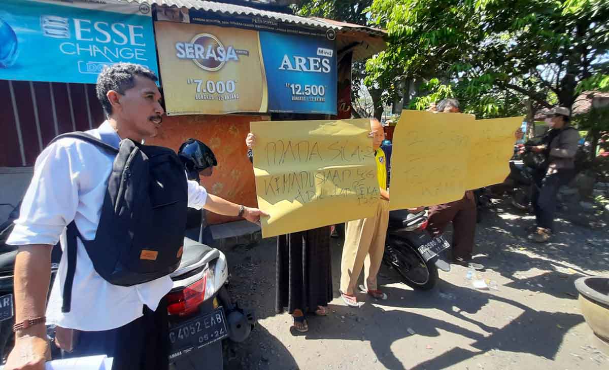 Ketua RT 18 RW 06, Putut Suharto, dan sejumlah warga yang menolak mengosongkan rumah sampai ada ganti rugi dari RSUD Daha Husada. Foto: Ist