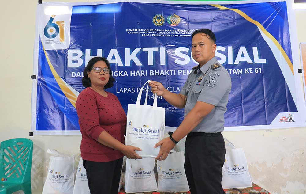 Penyerahan sembako secara simbolis kepada salah satu penerima, warga RT 19 RW 03 Kelurahan Madiun Lor.