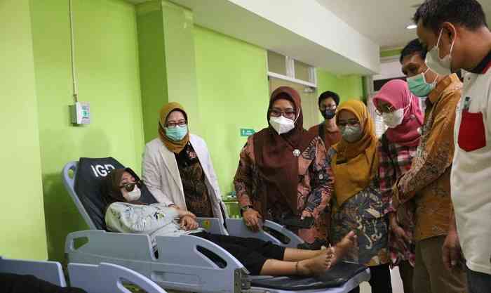 Wabup Aminatun Habibah, didampingi Kadinkes Mukhibatul Khusnah menjenguk Deby Fadhilah di RSUD Ibnu Sina. FOTO: SYUHUD/BANGSAONLINE.com