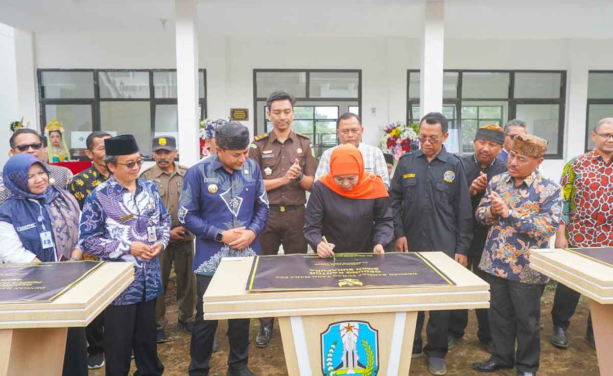 Gubernur Khofifah saat meresmikan Gedung SMKN Sukapura Bromo Probolinggo.