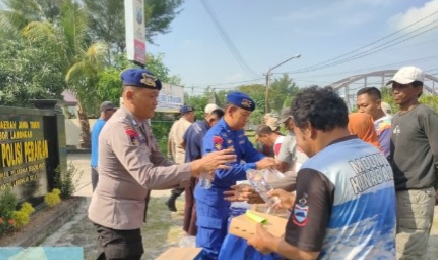 Program jumat berkah yang digelar Satpolairud Polres Lamongan