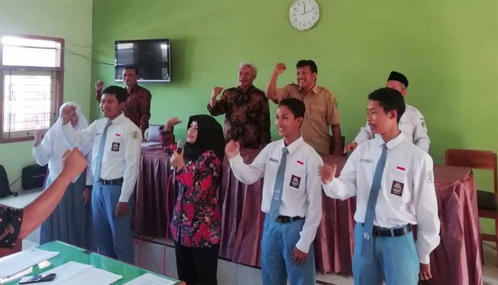 Kunjungan Tim Adiwiyata di SMAN 1 Panggul, Trenggalek. foto: HERMAN S/ BANGSAONLINE
