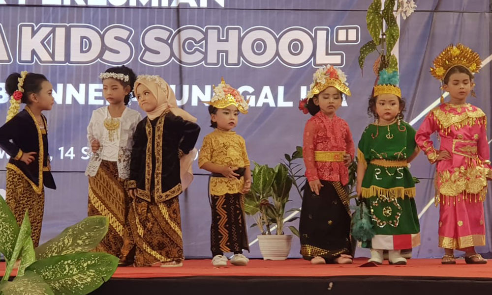 Peresmian TK Discha Kids School diwarnai karnaval baju adat oleh para murid.