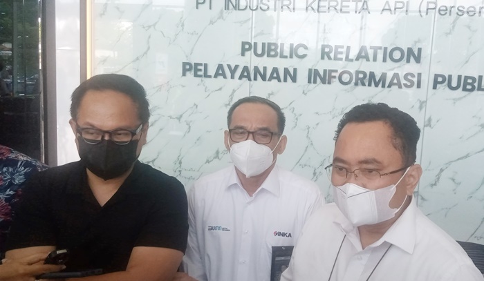 Wamen II BUMN Kartika Wirjoadmodjo (kiri)  sedang menjelaskan tentang kehadirannya di PT INKA Madiun.