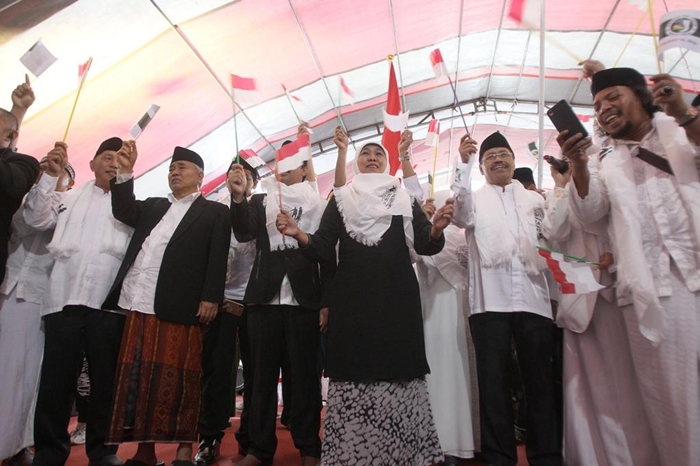 Khofifah dan Kiai Asep saat deklarasi bersama ratusan tenaga migran Indonesia di Taipe, Taiwan. foto: Istimewa
