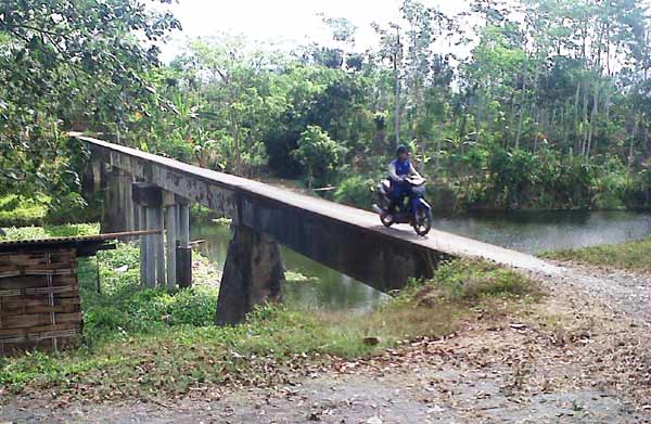 Pengendara motor ini berani ambil resiko kecemplung kali, dengan menyeberangi 