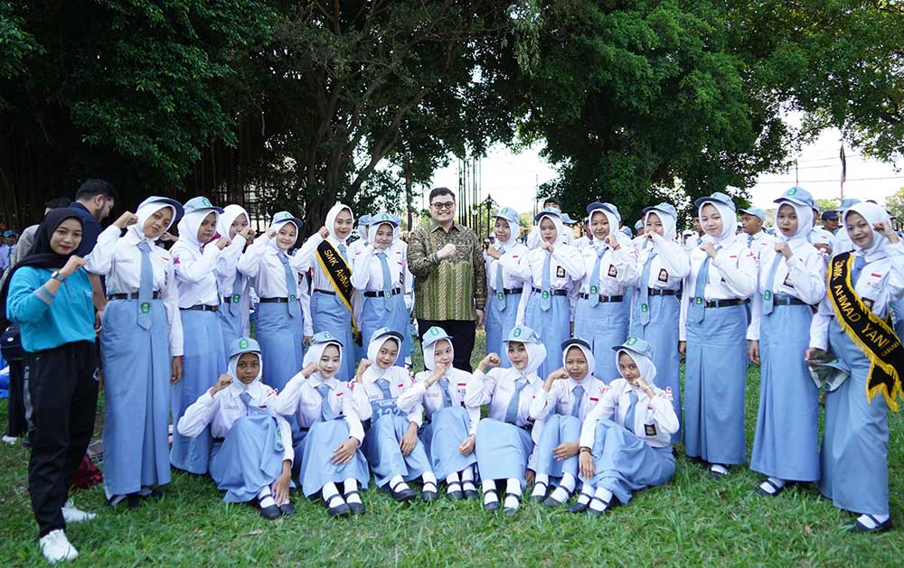 Bupati Kediri Hanindhito Himawan Pramana saat bersama para siswa, beberapa waktu lalu. Foto: Ist. 