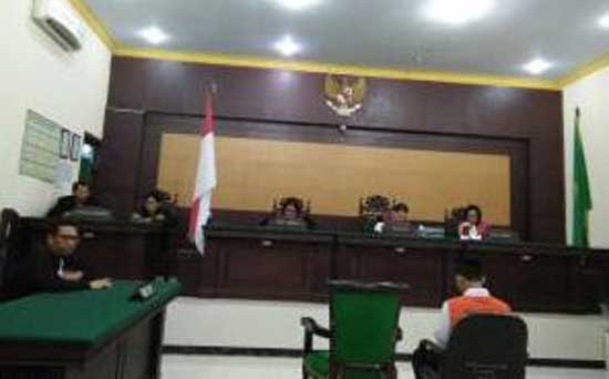 Terdakwa Ainul Yaqin saat sidang di Pengadilan Negeri Mojokerto.