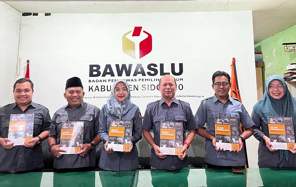 Bawaslu Sidoarjo saat peluncuran buku "Jejak Pengawasan: Dari Lensa Kamera ke Ruang Demokrasi", Selasa (22/4/2025). Foto: Ist.
