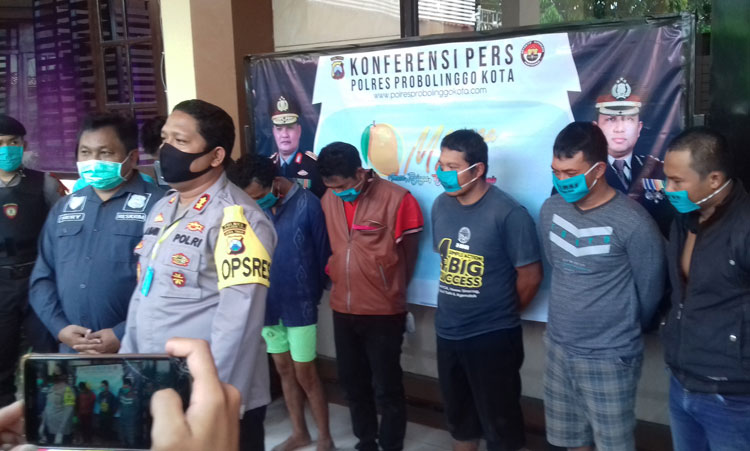 Kapolres Probolinggo Kota, AKBP Ambaryadi Wijaya saat merilis 7 tersangka komplotan perampokan kepada wartawan.