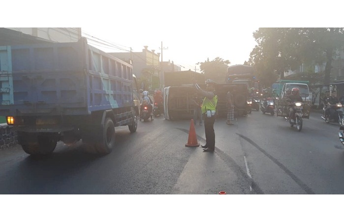 Truk ekspedisi yang terguling memalang  di Jalan Raya Pogar Bangil-Pasuruan.