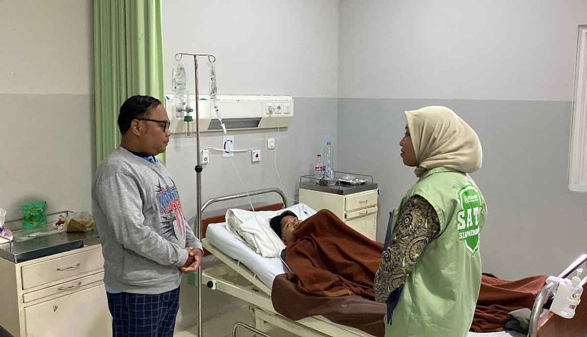 Petugas dari BPJS Kesehatan saat melayani salah satu pasien.