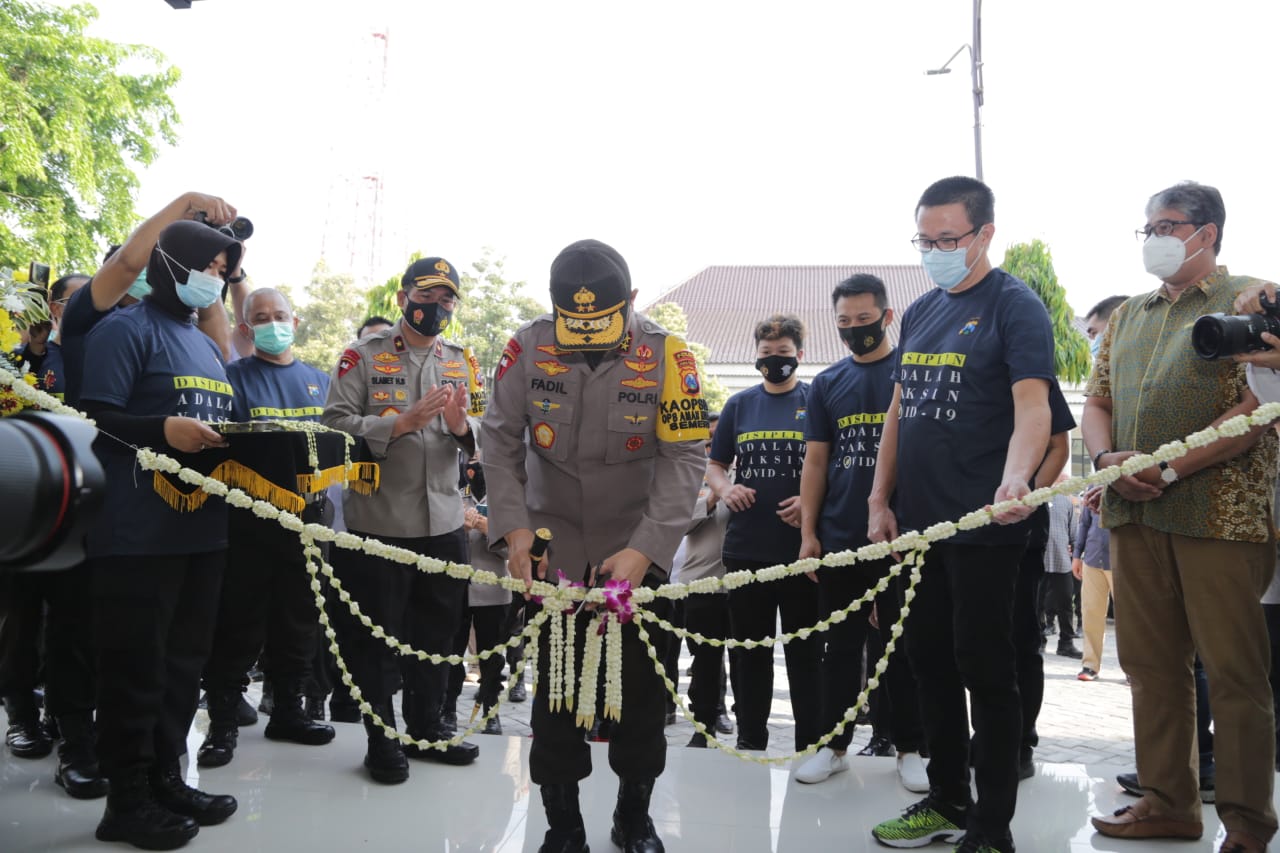 Kapolda Jatim Irjen Pol Dr. Mohammad Fadil Imran, M.Si. memotong pita tanda peresmian "Gedung Bulu Tangkis Tangguh Semeru".