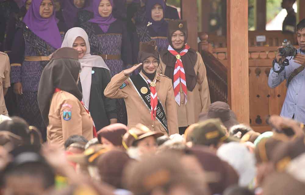 Wali Kota Kediri Vinanda Prameswati memberi hormat kepada para petugas apel anak-anak TK. (Ist)