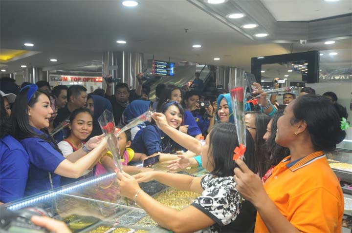Puluhan artis yang merupakan caleg Partai NasDem membagikan bunga mawar dalam rangka merayakan Hari Ibu. foto: DIDI ROSADI/ BANGSAONLINE