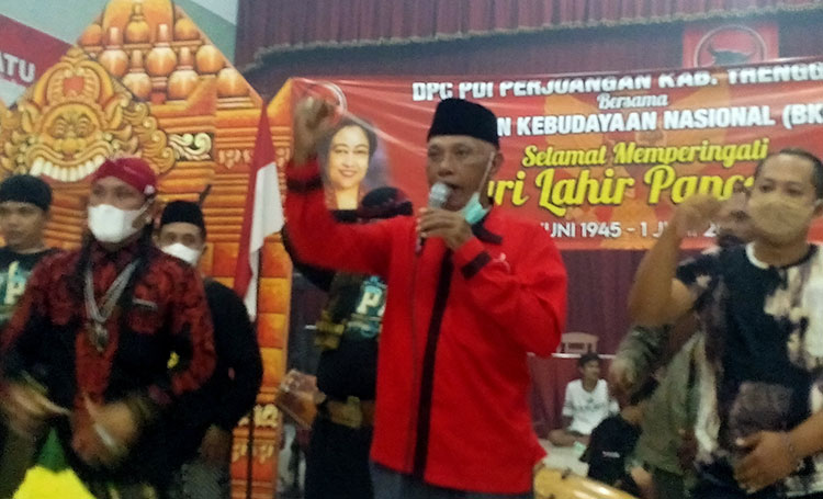 Guswanto saat memberikan sambutan di Harlah Pancasila di Sekretariat DPC PDIP Trenggalek. (foto: HERMAN/ BANGSAONLINE)