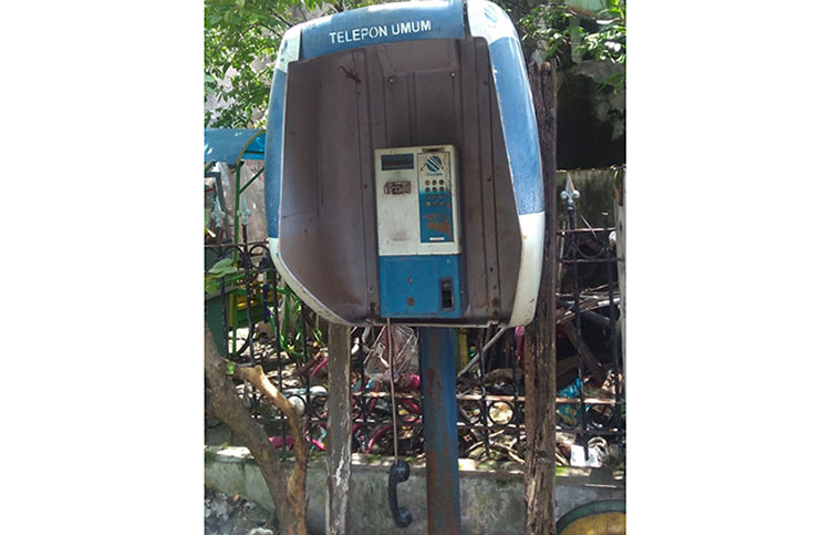 Telepon Umum Koin di Dukuh Pakis Surabaya. (foto: ist)