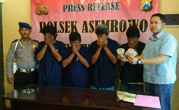 Keempat tersangka judi saat diamankan di Mapolsek Asem Rowo. foto: ekoyono/BANGSAONLINE