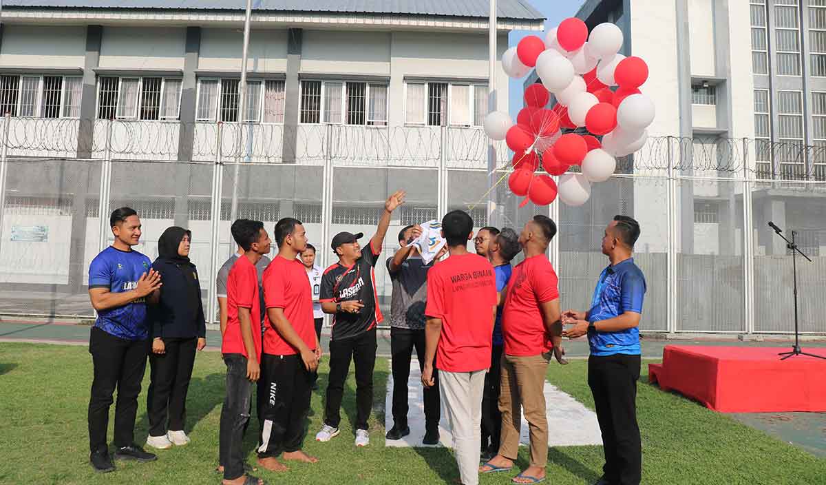 Pelepasan balon udara sebagai tanda dimulainya Porsenap di Lasdaun atau Lapas Pemuda Madiun.
