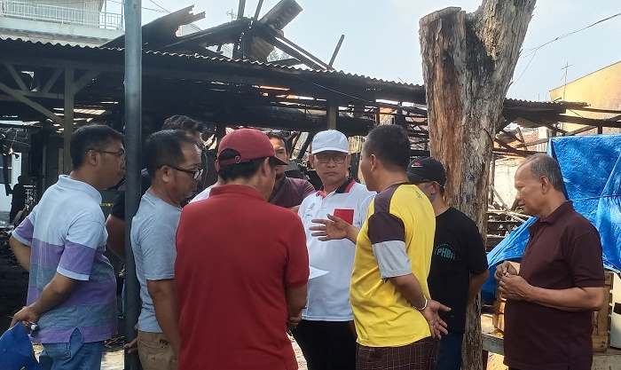 Sekretaris Dinas Koperasi, Usaha Mikro, dan Perindag Gresik, Subhan, saat melakukan pendataan pedagang Pasar Baru II Gresik pasca terbakar. Foto: SYUHUD/ BANGSAONLINE