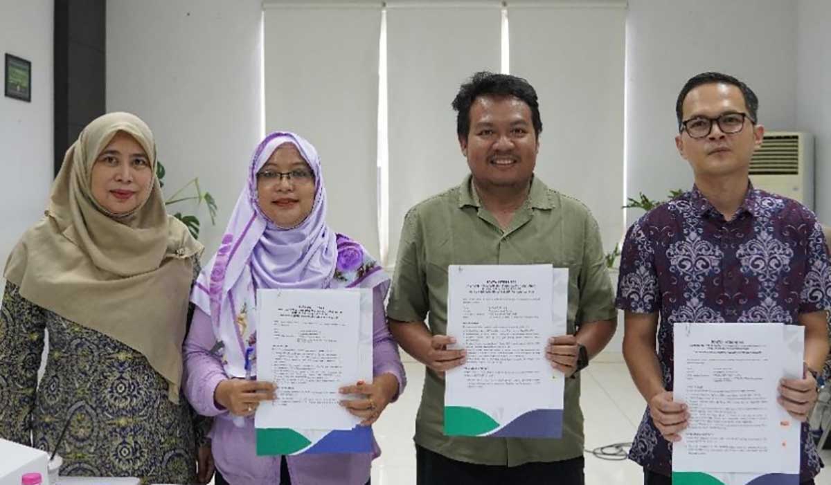 Kepala BPJS Kesehatan Kediri (kiri) bersama perwakilan fasilitas kesehatan baru. Foto: Ist