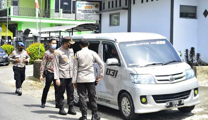 Salah satu kendaraan yang diminta untuk putar balik oleh petugas.