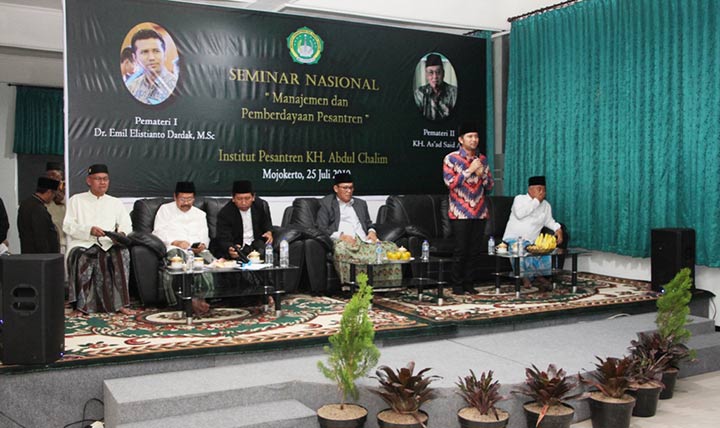 Wakil Gubernur Jawa Timur, Emil Elestianto Dardak saat menjadi narasumber Seminar Nasional bertema Manajemen dan Pemberdayaan Pesantren di Institut KH. Abd. Chalim Jl. Tirtowening km 17, Desa Bendunganjati, Kecamatan Pacet, Kabupaten Mojokerto. 