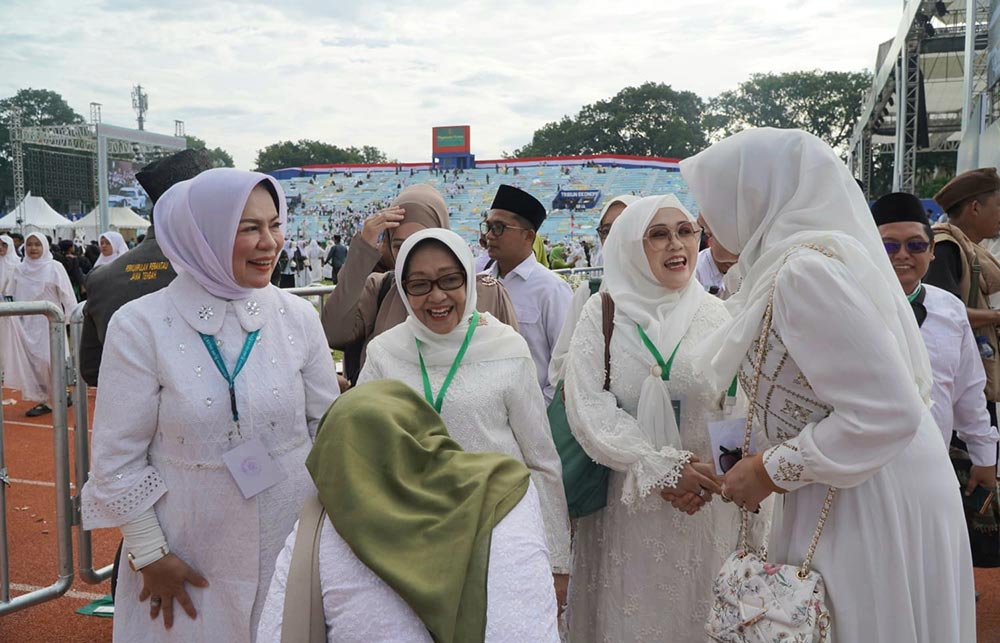 Nyai Mundjidah Wahab (dua dari kiri) saat menghadiri peringatan Satu Abad NU di Stadion Gajayana, Kota Malang, Ahad (8/2/2026).