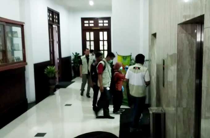 Tim penyidik KPK hilir mudik lantai 2 dan 3, ruangan Sekwan, Ketua DPRD serta ruangan Komisi C DPRD Kota Malang. foto: IWAN IRAWAN/ BANGSAONLINE