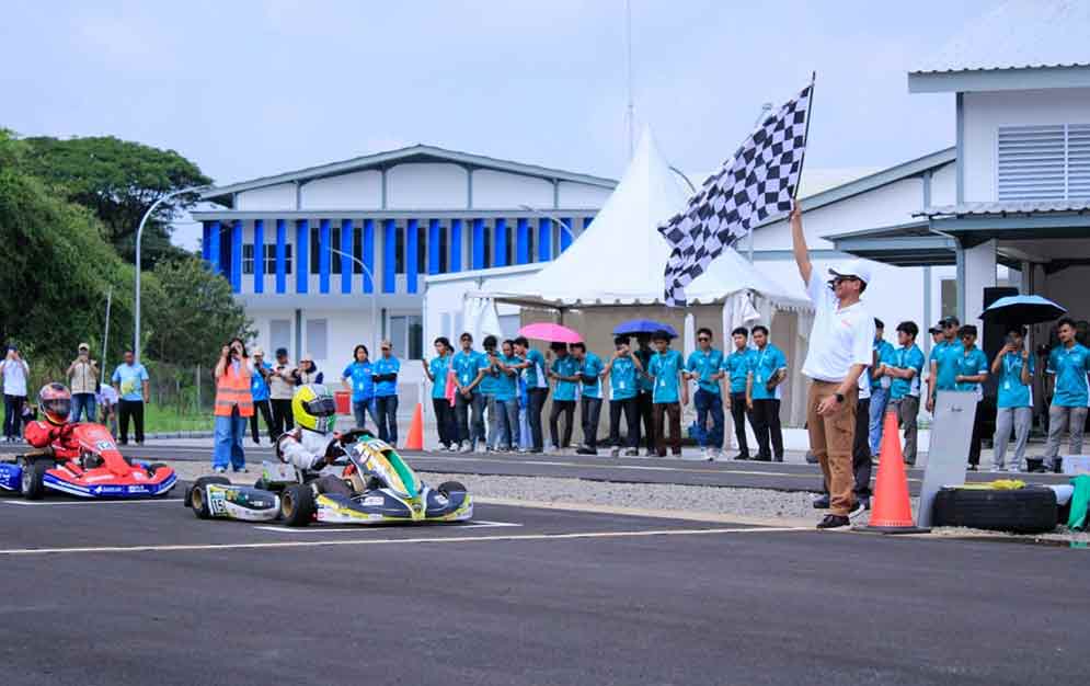 Rektor ITS Prof Bambang Pramujati mengangkat bendera start saat memulai Kompetisi Gokart Listrik PLN ICE 2025 di Sirkuit ITS. (Ist)