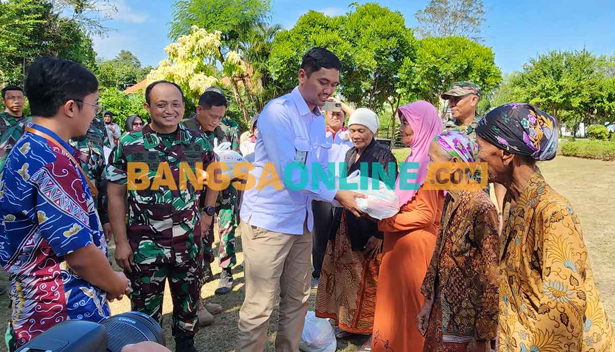 Warga Desa Jabung Candi, Kecamatan Paiton, Kabupaten Probolinggo, saat menerima bantuan. Foto: ANDI SIRAJUDIN/BANGSAONLINE