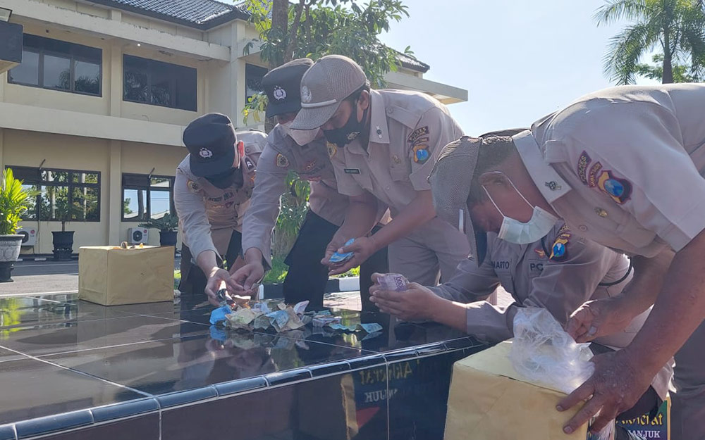 Anggota Polres Nganjuk mengumpulkan sumbangan dana untuk anggota yang terpapar Covid-19.