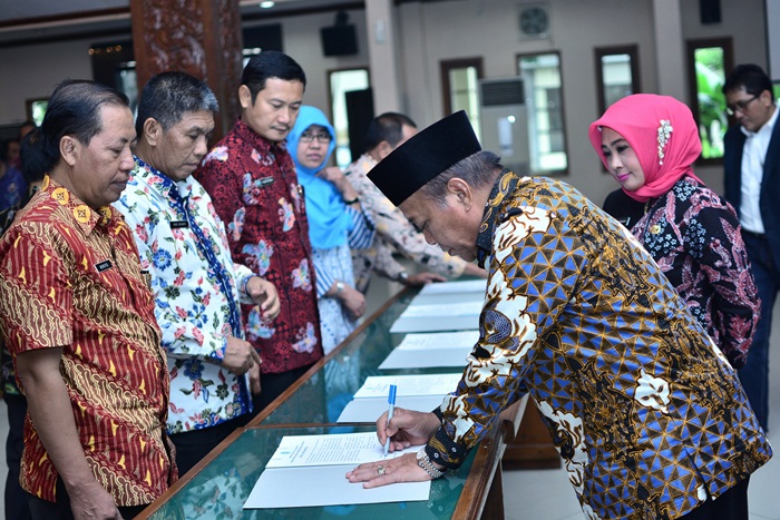 Disaksikan Wabup Kartika Hidayati, Bupati Fadeli saat menandatangai perjanjian kinerja para kepala OPD.