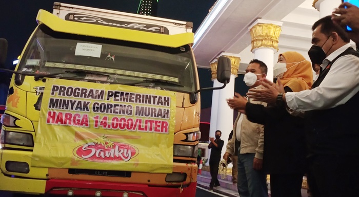 Gubernur Jatim Khofifah saat melepas truk minyak ke berbagai kabupaten/kota. foto: DEVI FITRI AFRIYANTI/BANGSAONLINE