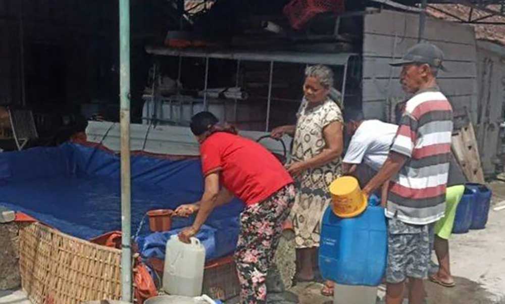 Warga Dukuh Sambongrejo Desa Nglumber saat antre mendapatkan air bersih kiriman BPBD Bojonegoro.