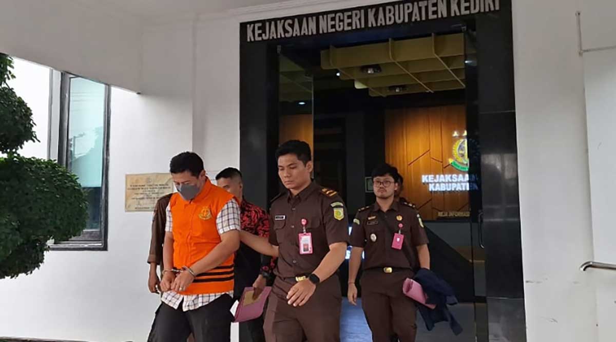 Tersangka korupsi kredit fiktif saat dibawa ke Lapas Kediri. Foto: Ist