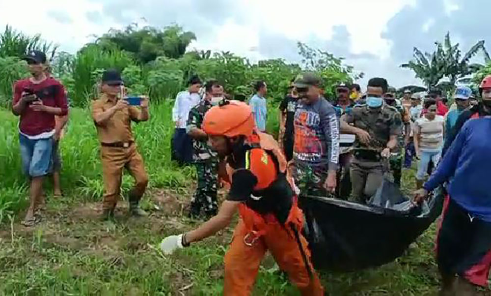 Jenazah korban saat dievakuasi oleh tim SAR.