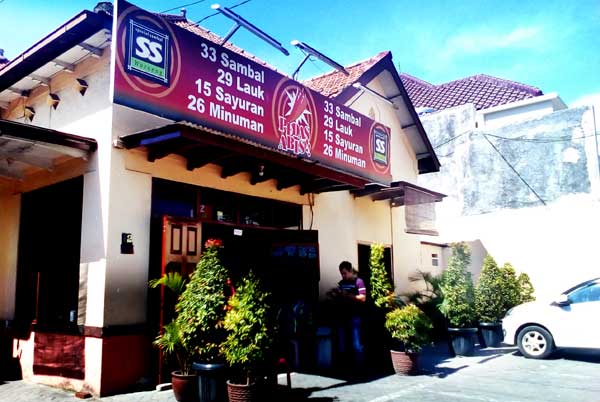 Gerai Waroeng SS di Surabaya. foto: Ozy UTM