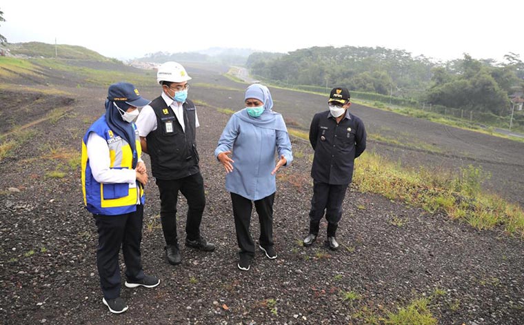 Gubernur Jawa Timur Khofifah Indar Parawansa meninjau Tempat Pemrosesan Akhir (TPA) sampah Supit Urang Kota Malang di Kelurahan Mulyorejo, Kecamatan Sukun, Kota Malang, Selasa (16/3). foto: ist.