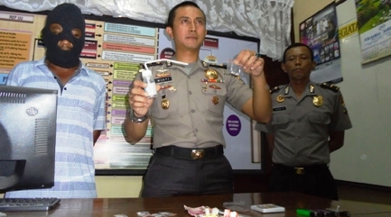 Kabag Ops Polres Lamongan, Kompol Arif Mukti menunjukkan SS yang diamankan. foto: Haris/BangsaOnline.com
