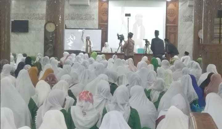 Kiai Taufiqul Hakim saat tausiah di halaman masjid Agung Sidoarjo.